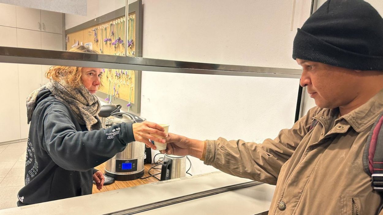 Una persona sense llar rebent assistncia per part d'una treballadora de l'Ajuntament de Girona, que t un projecte similar al que proposa Sant Cugat / Foto: ACN (Gerard Vil)