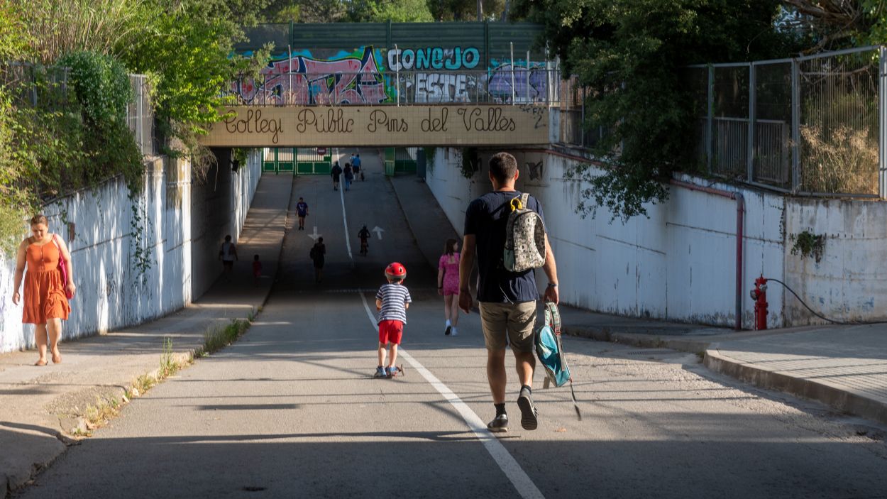 Famlies al cam que dona accs a l'escola / Foto: Ajuntament de Sant Cugat