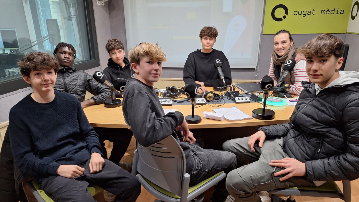 Alumnes de l'Institut Leonardo da Vinci a l'estudi de Rdio Sant Cugat. / Foto: Cugat Mdia