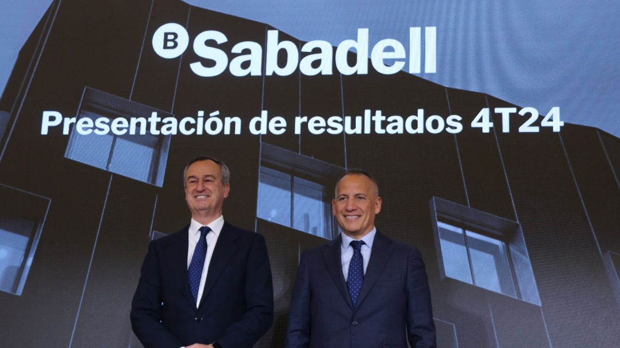 El conseller delegat del Banc Sabadell, Csar Gonzlez-Bueno; i el director financer de l'entitat, Sergio Palavecino, en la presentaci dels resultats del 2024 / Foto: ACN (Maria Asmarat)