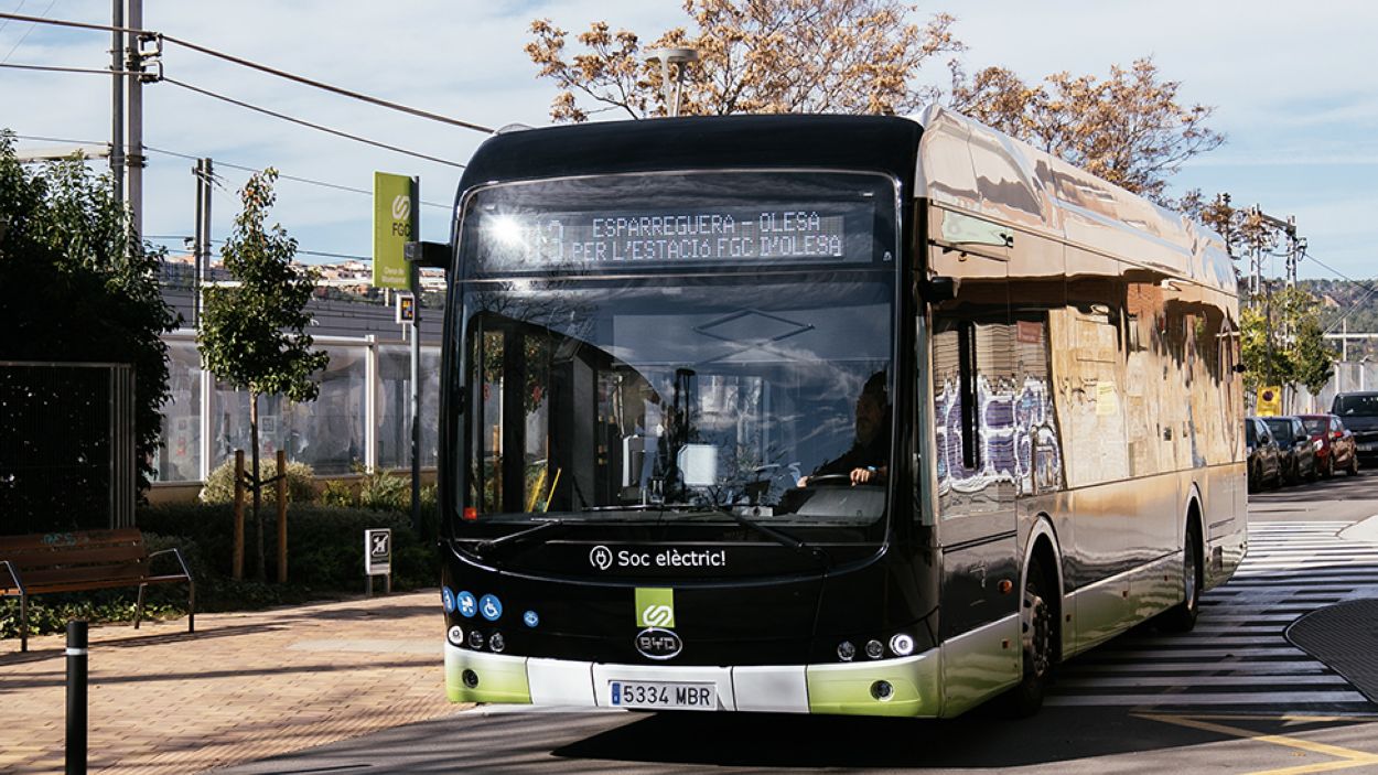 Imatge d'arxiu d'un bus d'enlla a una estaci d'FGC / Foto: Cedida per FGC a l'ACN