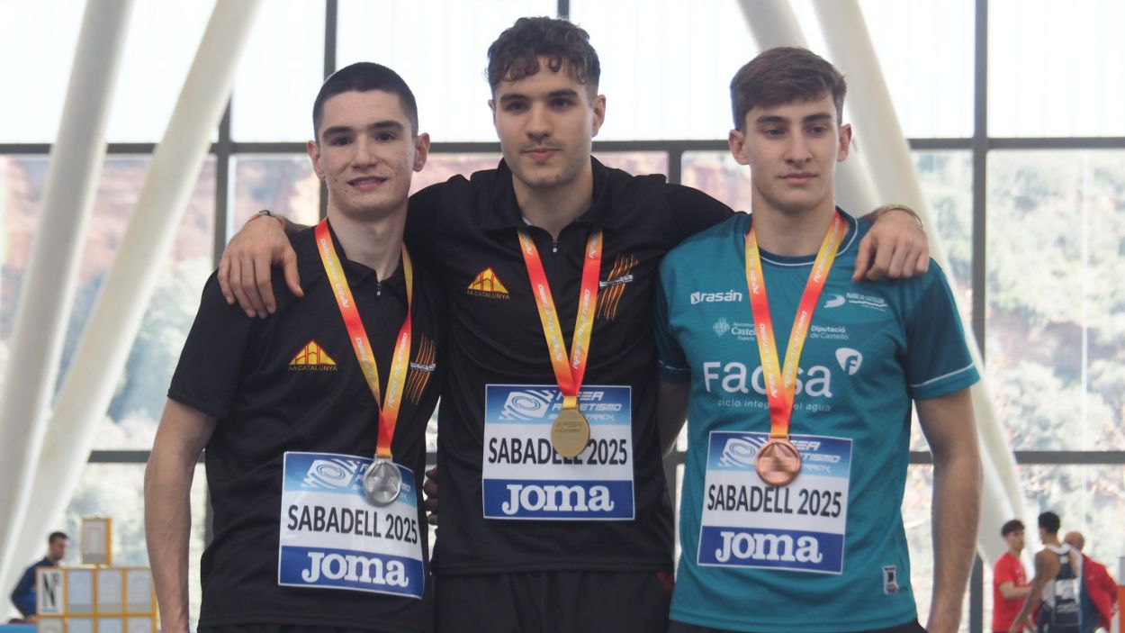 Marc Sala, al centre del podi amb la medalla d'or / Foto: Federaci Catalana Atletisme