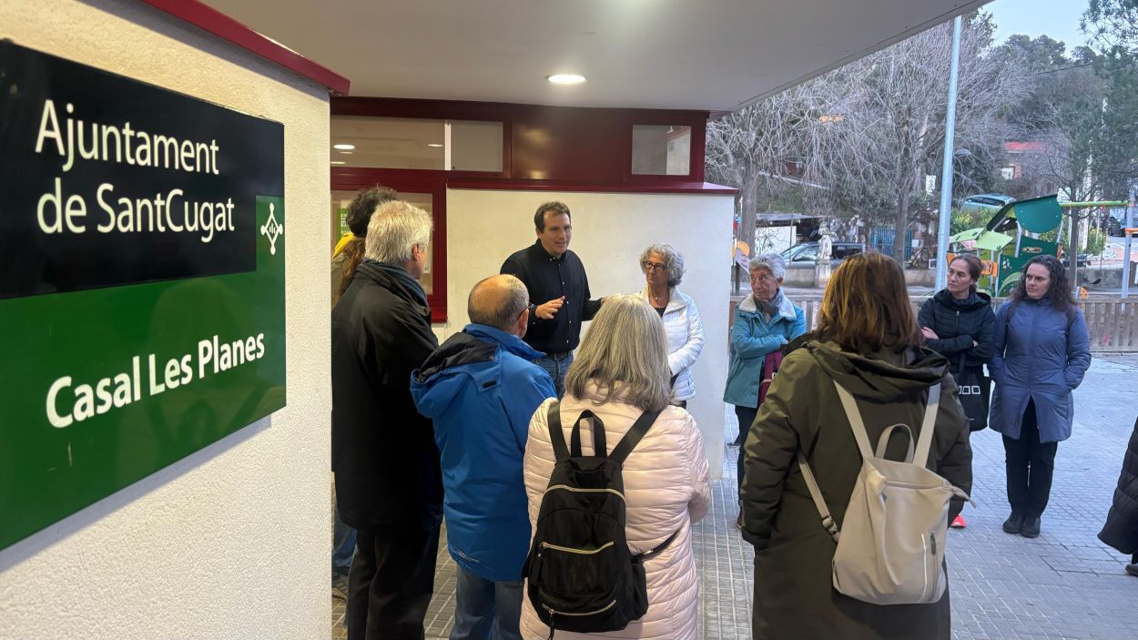 Els vens, a l'exterior del casal de les Planes parlant amb el regidor de Participaci, Francesc Duch / Foto: Cugat Mdia