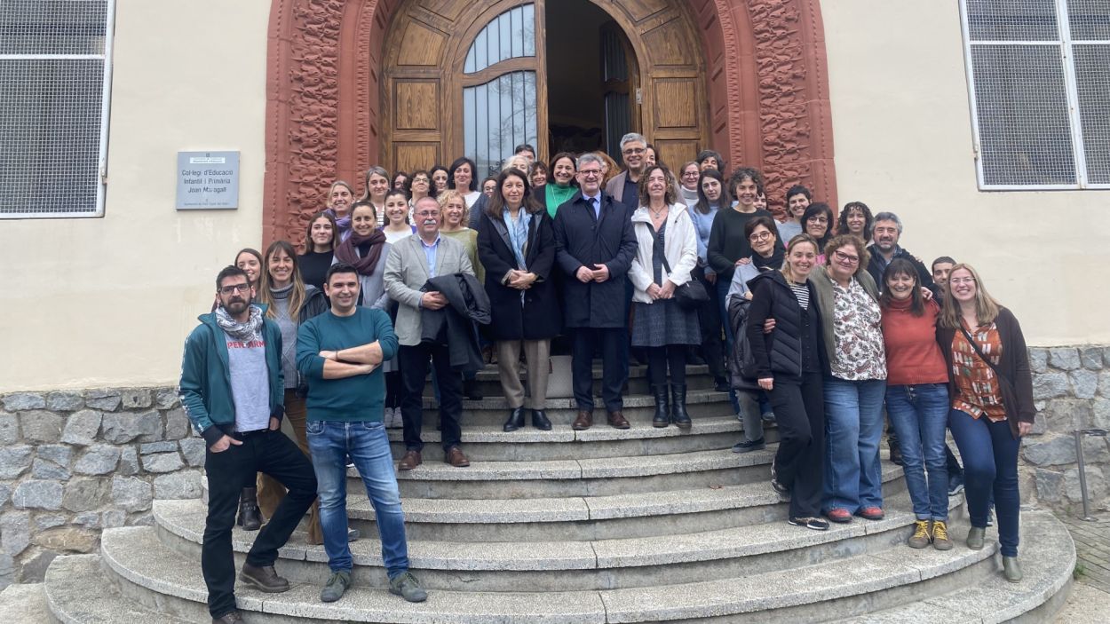 Part de l'equip docent del Joan Maragall, amb la regidora d'Educaci Carme Ardid; l'alcalde, Josep Maria Valls; i membres del CREAF, la Fundaci Bofill i del Departament d'Educaci / Foto: Cugat Mdia