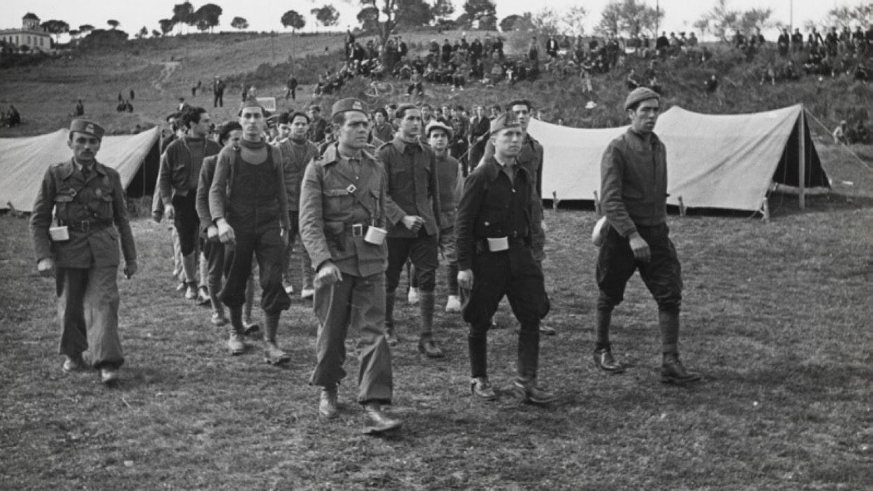 El campament de preparaci militar de Pins del Valls el 1938, al camp de golf de Can Mora, amb la masia al fons /  Foto: Revista Crnica