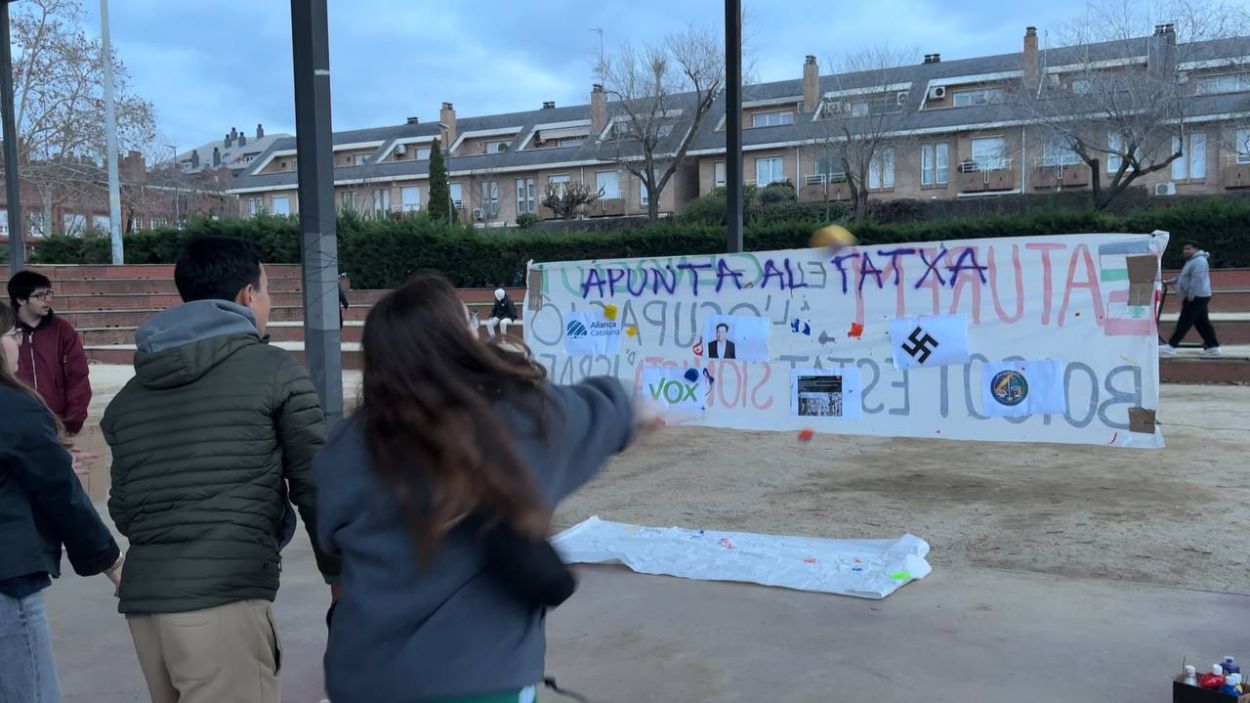 Un moment de l'activitat 'Apunta al fatxa', dins de la jornada d'Arran 'Batallem Sant Cugat' / Foto: Cugat Mdia