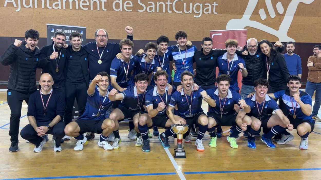 Els jugadors del Junior celebren haver guanyat el Campionat d'Espanya d'hoquei sala / Foto: Cugat Mdia