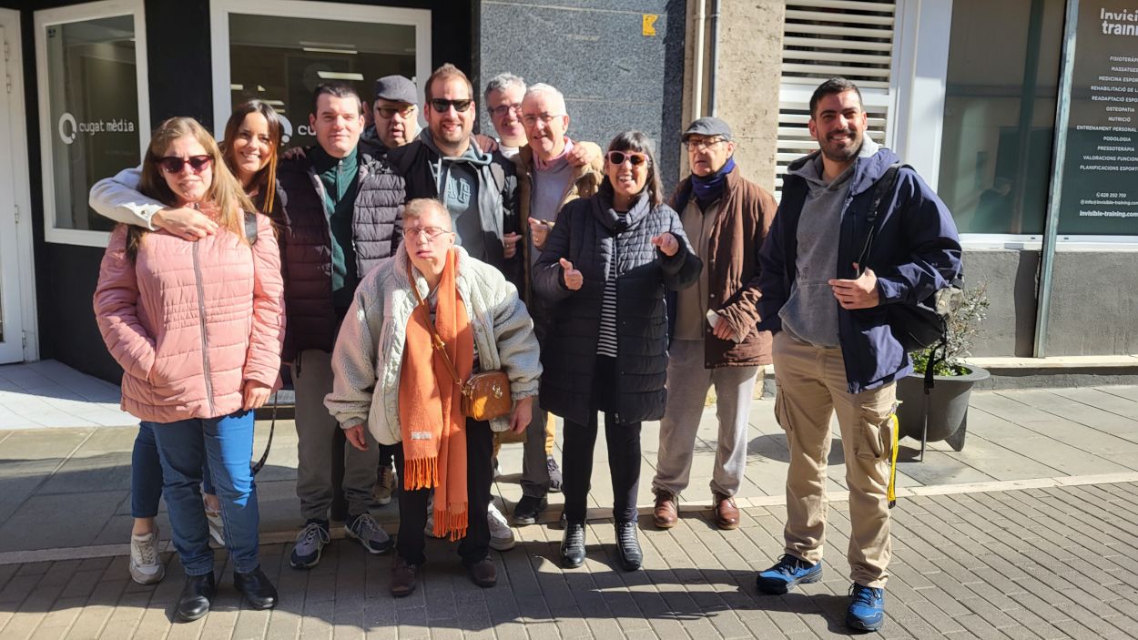 Els usuaris protagonistes del programa 'Nosaltres' de la Catalnia Fundaci Creactiva amb Rafa Rodrguez davant les installacions de Cugat Mdia / Foto: Cugat Mdia