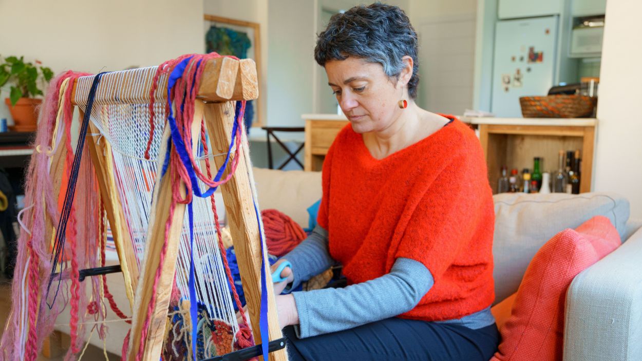 Joana Casamiglia teixint en un teler / Foto: cedida Joana Casamiglia