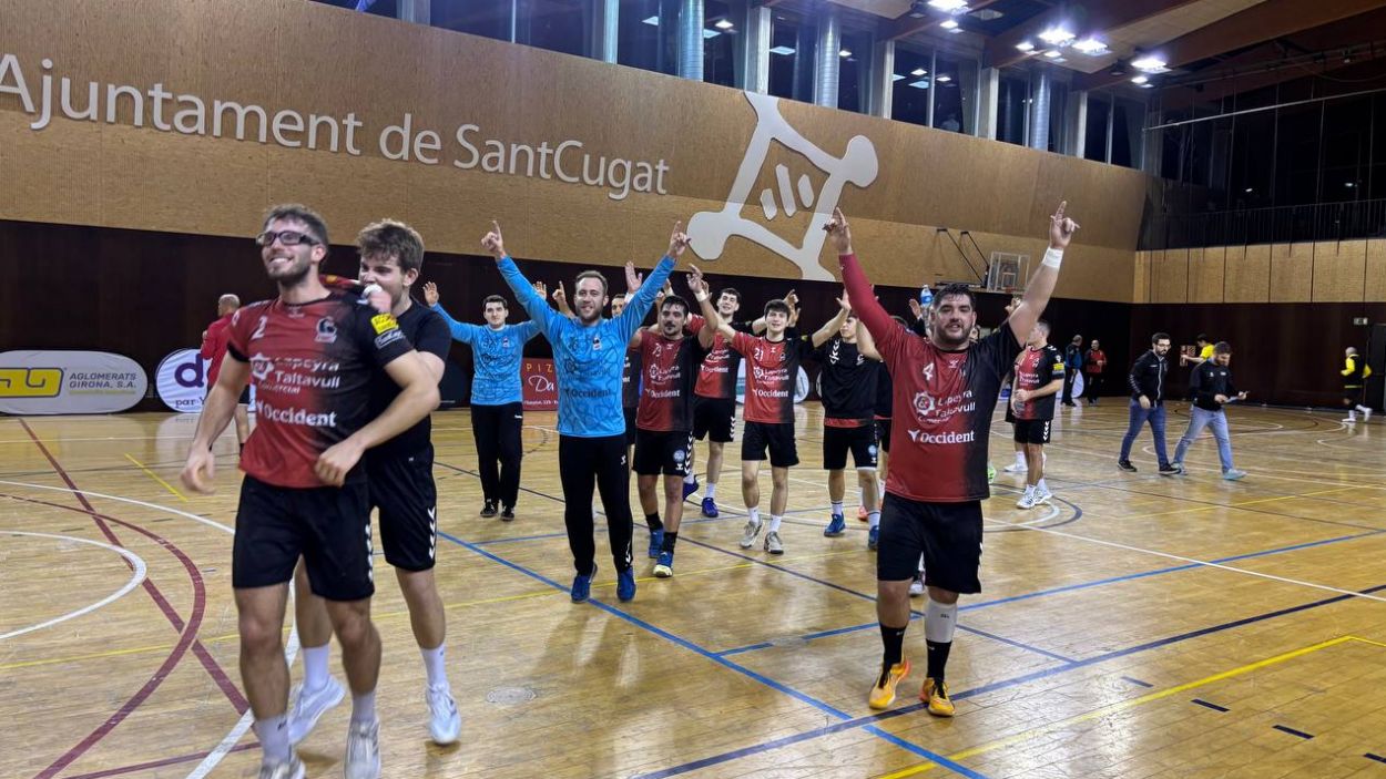 Els jugadors de l'Handbol Sant Cugat celebren la victria contra el La Roca / Foto: Cugat Mdia