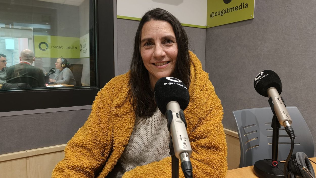 Eva Navarro a l'estudi de Rdio Sant Cugat