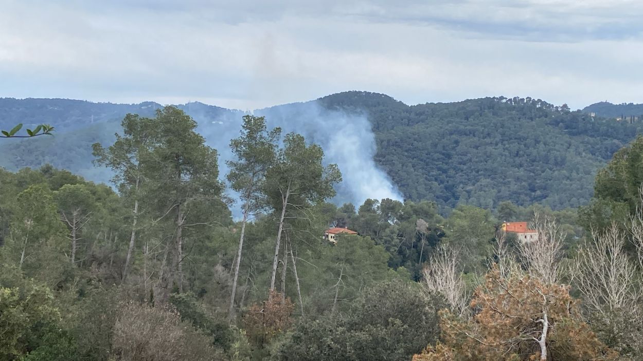 El fum de l'incendi vist des de la Colnia Montserrat / Foto: Cedida