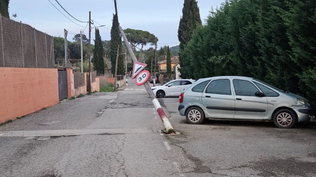 El risc de caiguda d'aquest pal de telfon en mal estat ha fet que l'EMD tanqui el carrer / Foto: EMD Valldoreix