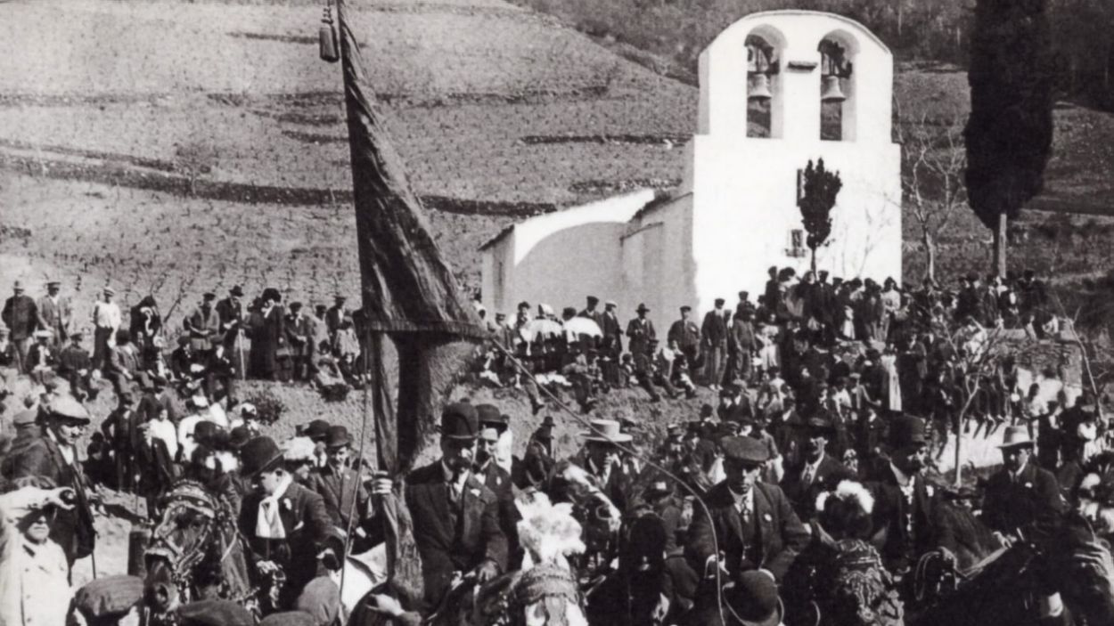 Arribada de les colles a Sant Medir l'any 1917