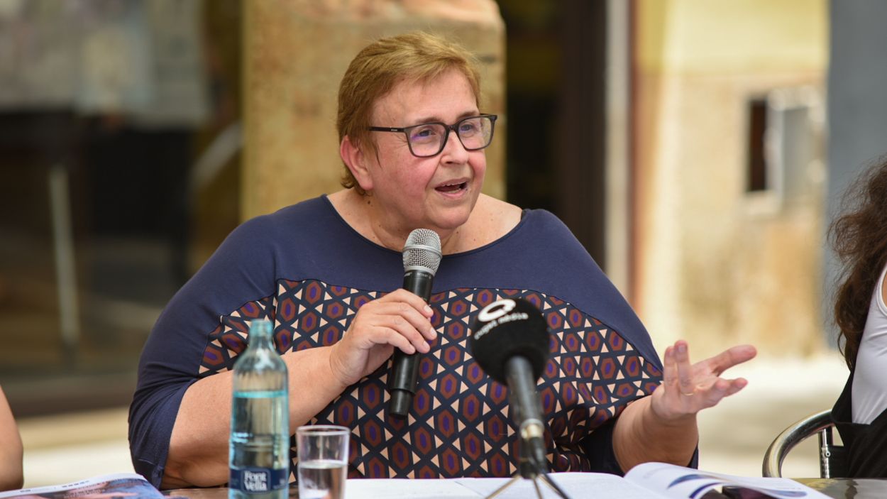 La santcugatenca Dolors Vilarasau durant la presentaci d'una edici de les 'Lectures a la fresca' / Foto: Ajuntament de Sant Cugat