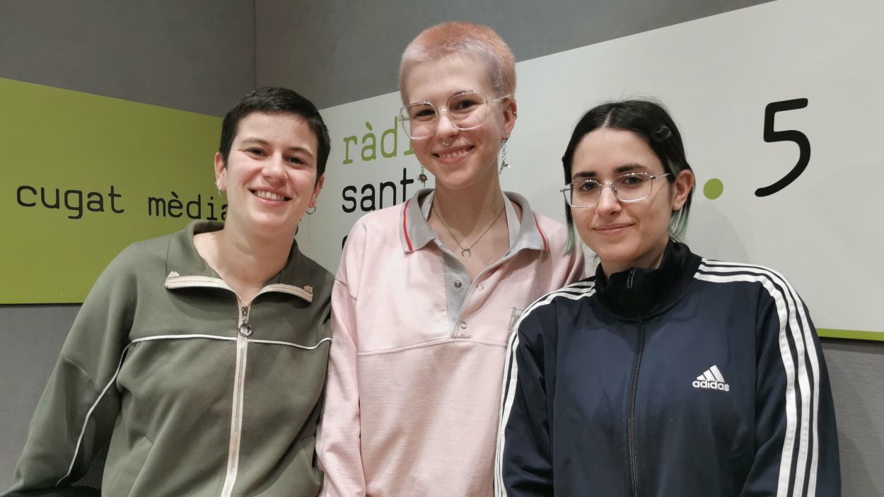 Maria Gordillo, Martina Bo i Laia Sorribes, membres d'Hora Bruixa a l'estudi Ramon Barnils Maria Gordillo, Martina Bo i Laia Sorribes, membres d'Hora Bruixa a l'estudi Ramon Barnils