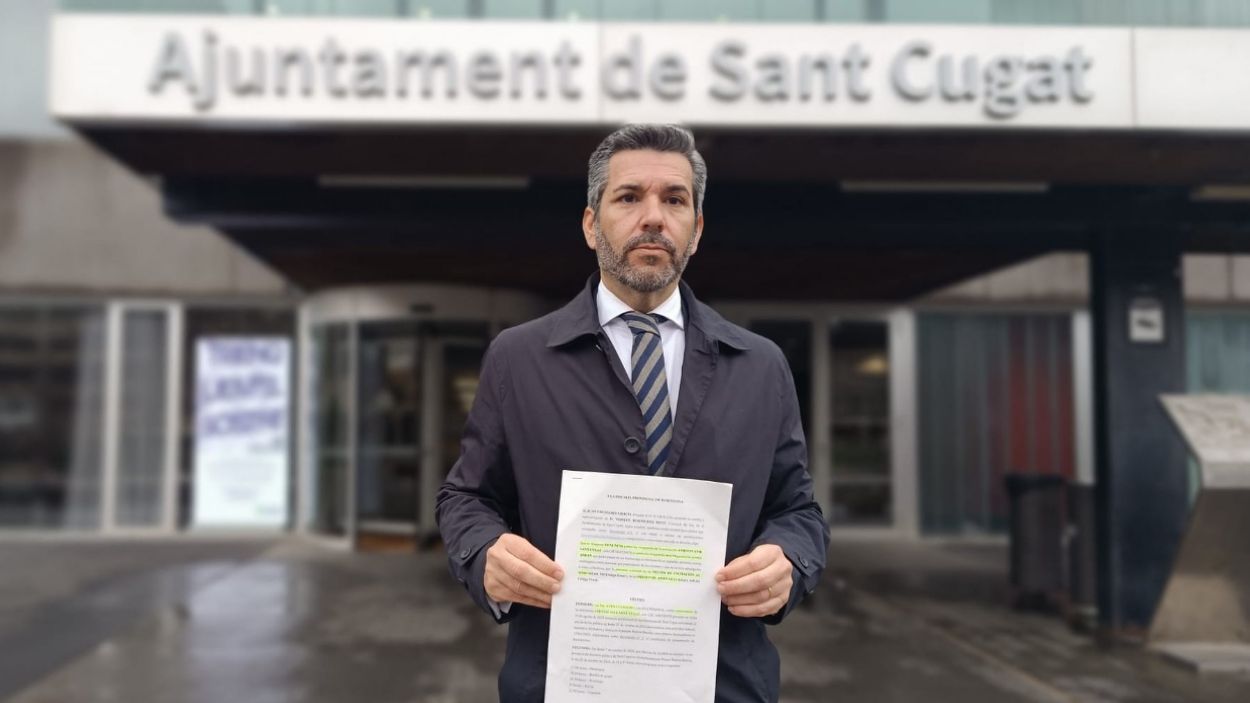 El portaveu de Vox, Marcos Rodrguez, davant l'Ajuntament de Sant Cugat amb la denncia que han presentat a la fiscalia dels jutjats de Rub / Foto: Cugat Mdia