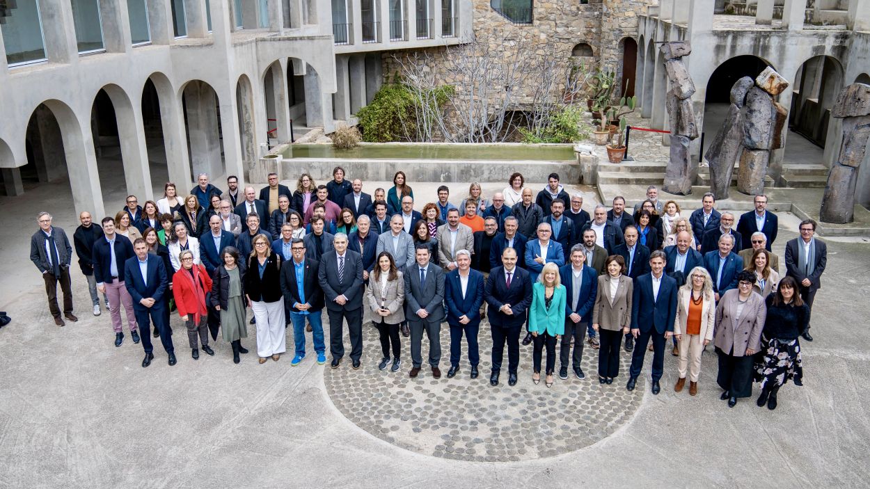 Alcaldes i representants del Govern a la presentaci del PUOSC 2025-2029 a la vegueria de Barcelona / Foto: ACN