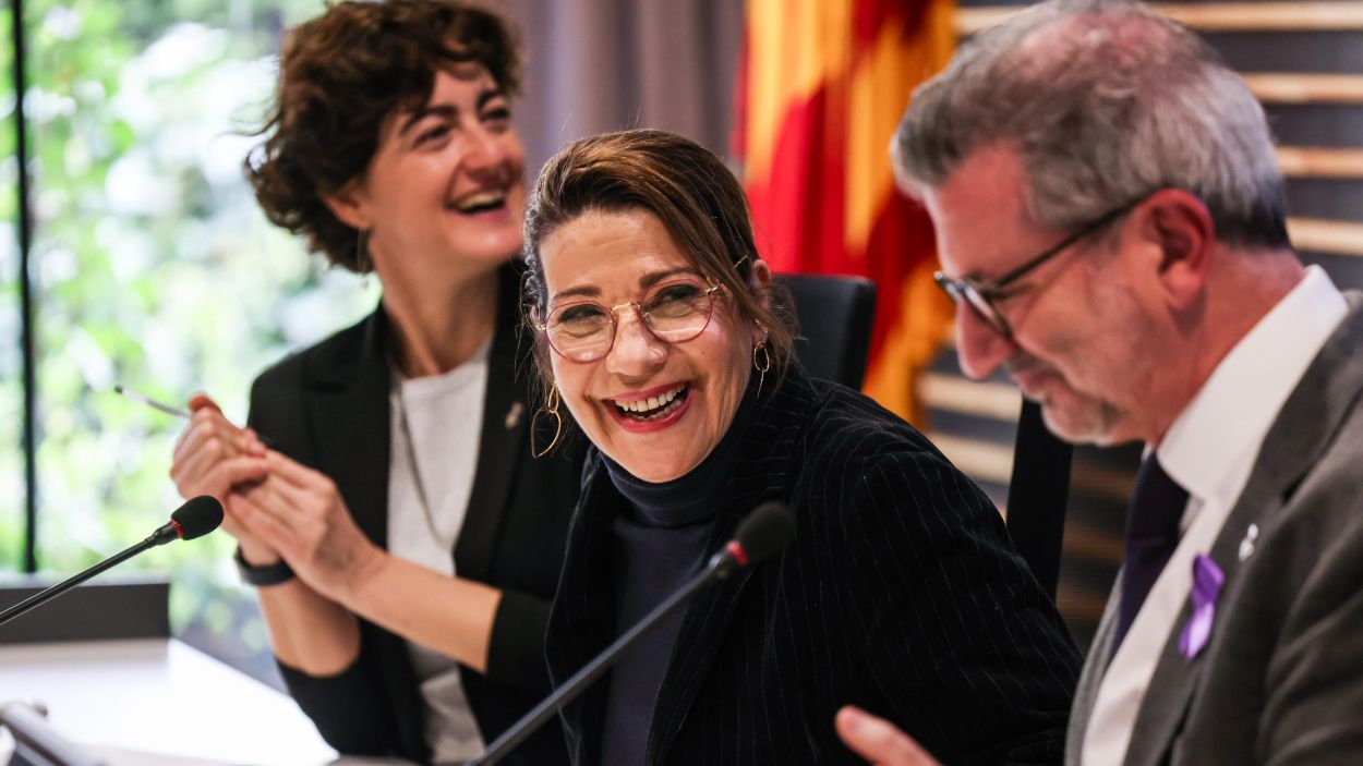 Emma Vilarasau, al centre, amb la regidora Nria Escamilla i l'alcalde, Josep Maria Valls / Foto: Ajuntament de Sant Cugat