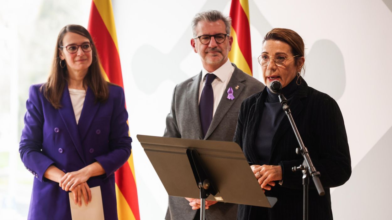 Emma Vilarasau, amb la regidora Gemma Aristoy i l'alcalde, Josep Maria Valls / Foto: Ajuntament de Sant Cugat