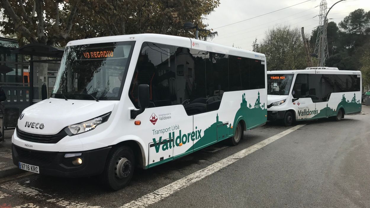 Dos busos a l'estaci de Ferrocarrils / Foto: EMD de Valldoreix