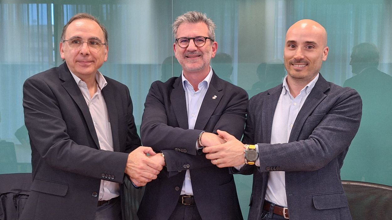 L'alcalde, Josep Maria Valls (al centre); el president de l'Associaci Orquestra Diletant de Catalunya (ODCAT), Xavier Serres; i el director general de Catalnia Fundaci Creactiva, Adri Serrahima; en el moment de l'acord / Foto: Premsa Ajuntament