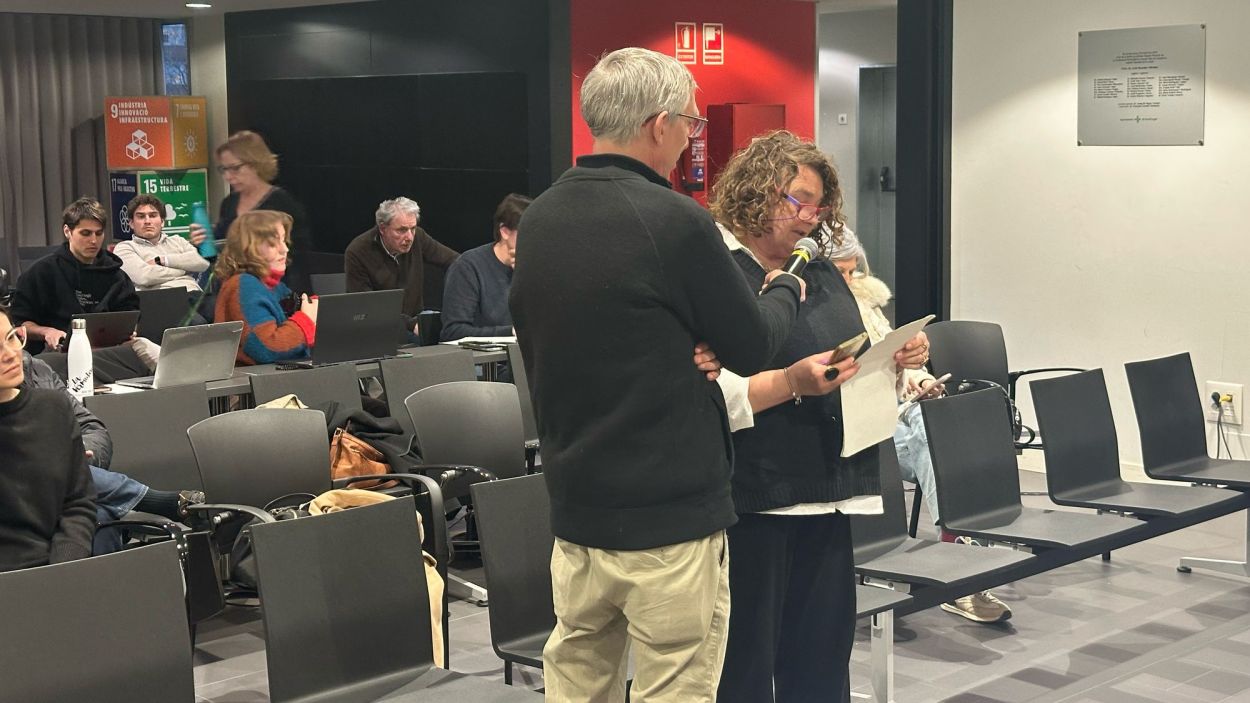 La vena de Coll Fav Mara Jess Ginesta, en un moment de l'audincia pbica del ple on ha intervingut per queixar-se de quatre fets relacionats amb el barri / Foto: Cugat Mdia