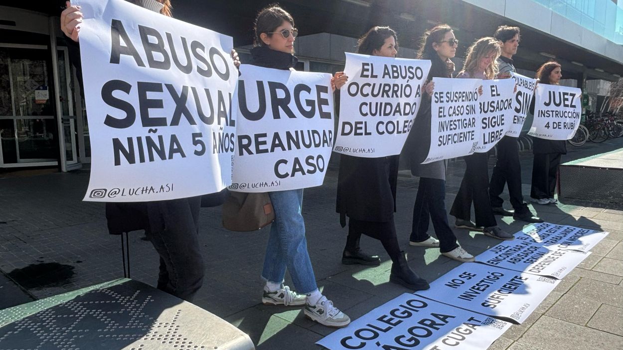 Coneguts i amics de la famlia afectada en una concentraci davant de l'ajuntament / Foto: Cugat Mdia