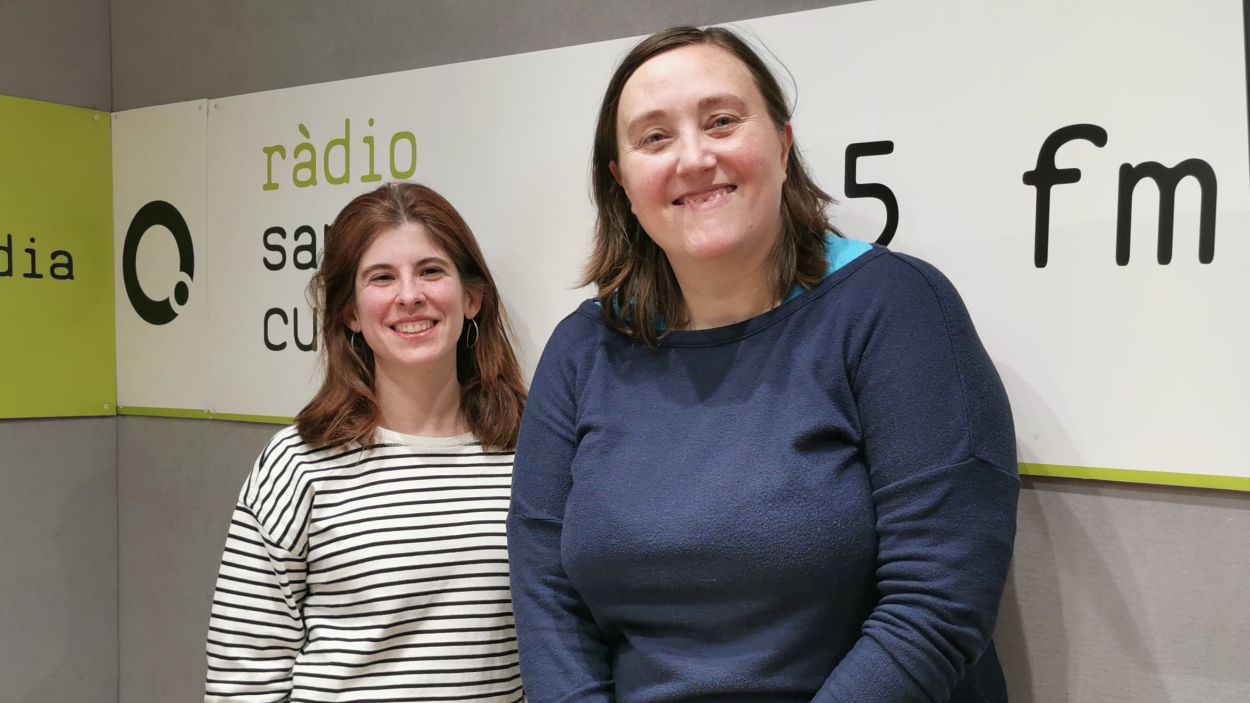 Laia Torres, biloga i membre de l'Oficina de Comunicaci del Sincrotr ALBA i Marta vila, doctora en Qumica i membre de l'Oficina Industrial l'ALBA a l'estudi Ramon Barnils