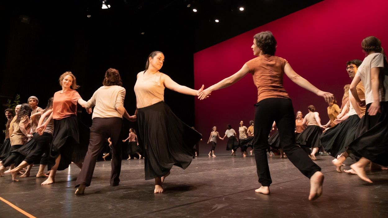 Un moment de l'espectacle 'Ballant perqu ens mirin' de l'Esbart Sant Cugat, al Teatre-Auditori, que acollir de nou la proposta de cultura popular i tradicional