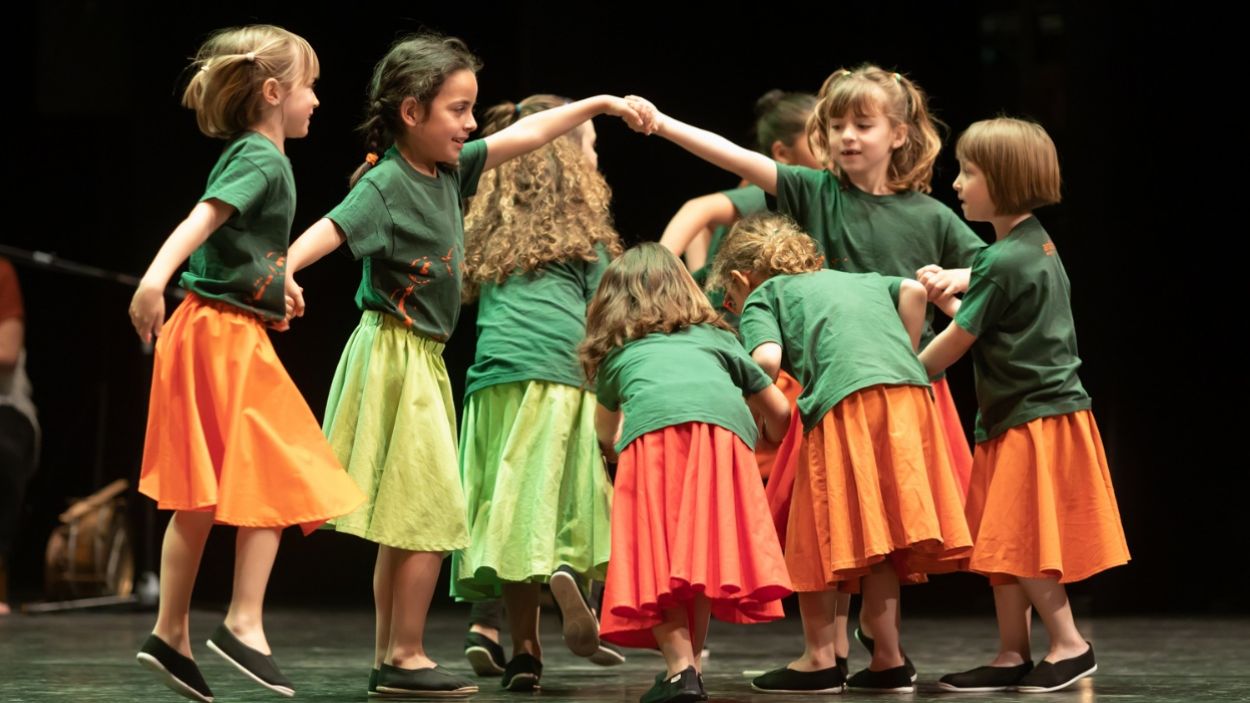 Un grup de nenes de l'escola de dansa de l'Esbart Sant Cugat en un moment de l'espectacle 'Ballant perqu ens mirin'