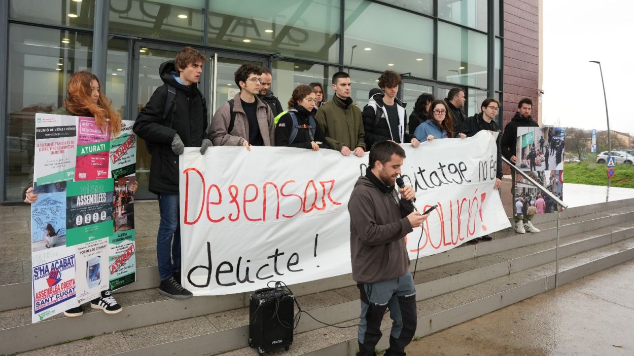 Concentraci del Sindicat de Llogateres a les portes dels jutjats de Terrassa / Foto: Cedida