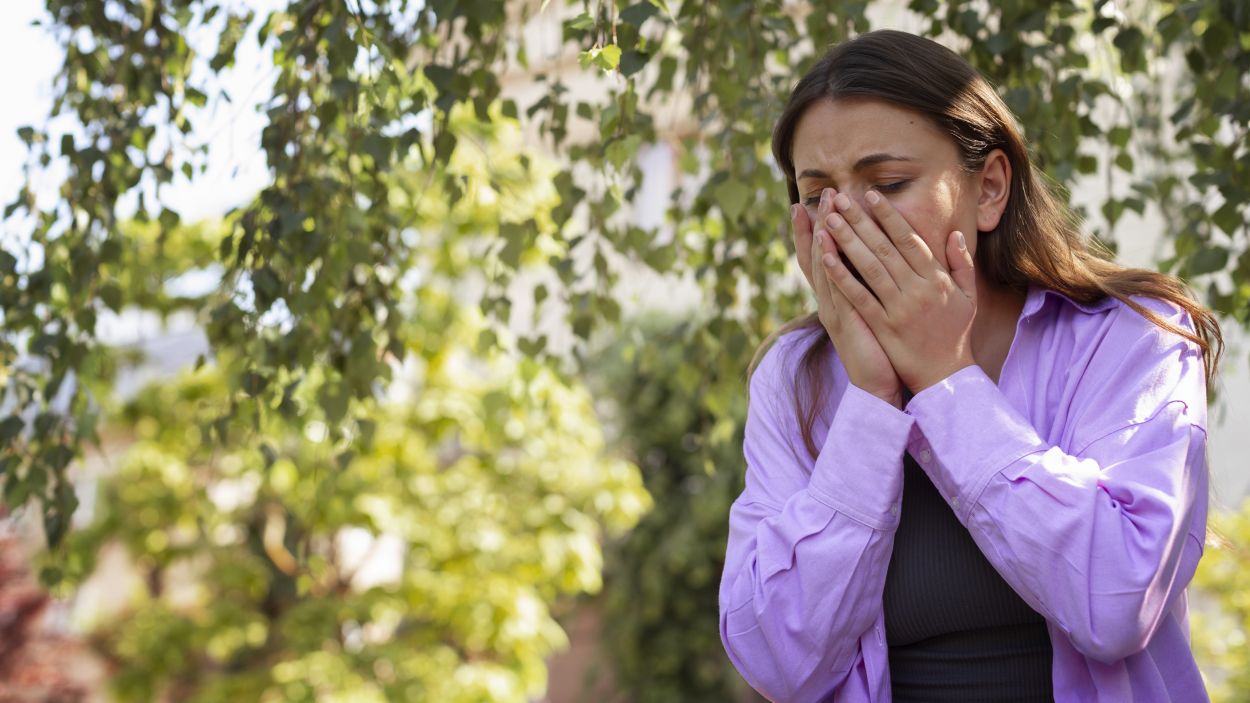 Una dona amb allrgia al pollen / Foto: Freepik