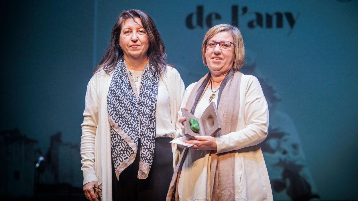 La regidora d'Educaci, Carme Ardid, i la directora del Leonardo da Vinci, Isabel De La Fuente / Foto: Sergio Ramos (Ajuntament de Sant Cugat)