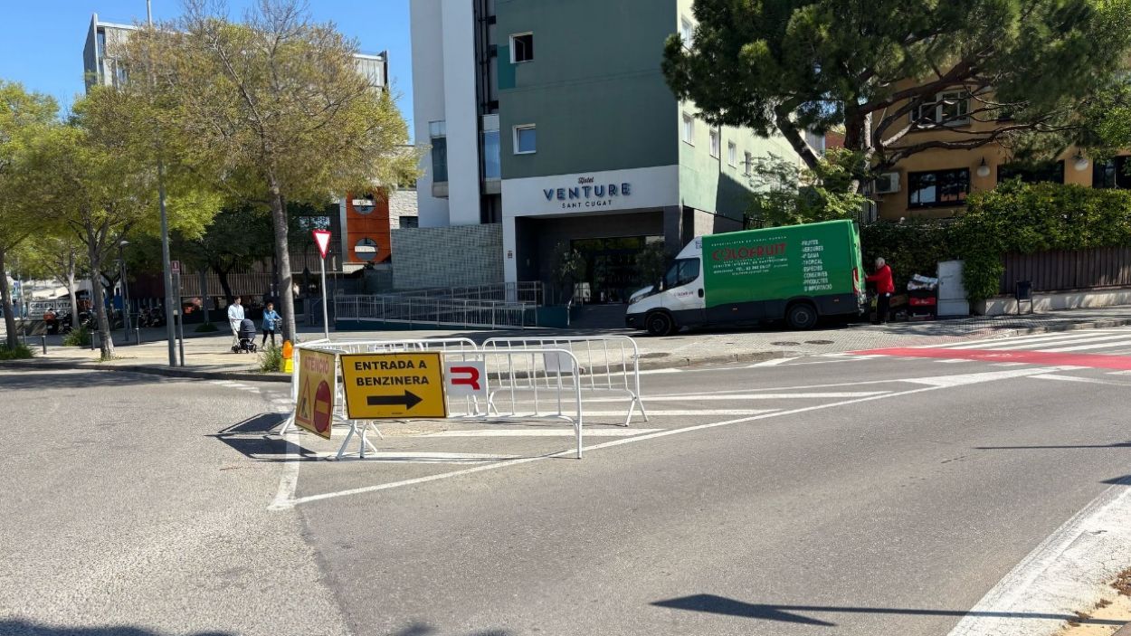 Els vehicles que venen des de la rotonda del Xic poden noms entrar a l'avinguda Rius i Taulet per entrar a la benzinera 