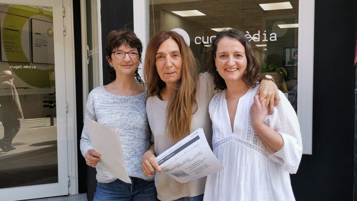 Mariona Martnez, Clara del Ruste i Montse Llah davant les installacions de Cugat Mdia