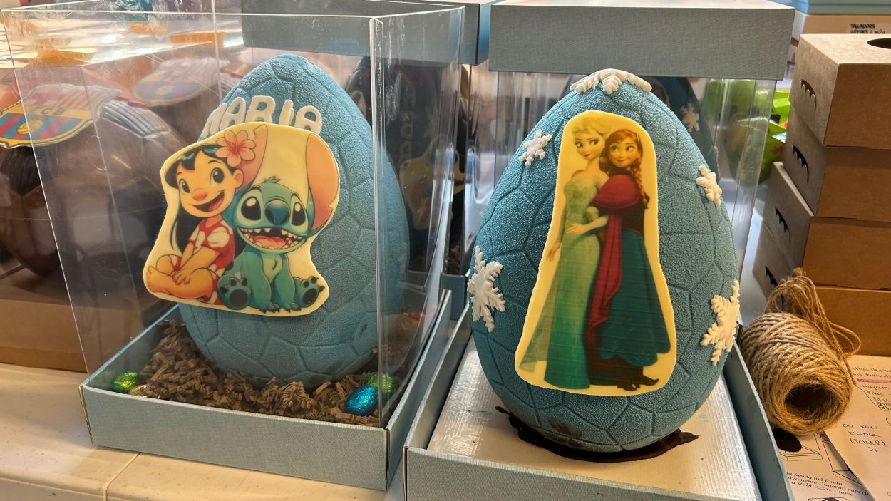 Les mones de 'Lilo & Stitch' i 'Frozen' són algunes de les més demanades aquest any a la pastisseria Milfulls Les mones de 'Lilo & Stitch' i 'Frozen' són algunes de les més demanades aquest any a la pastisseria Milfulls