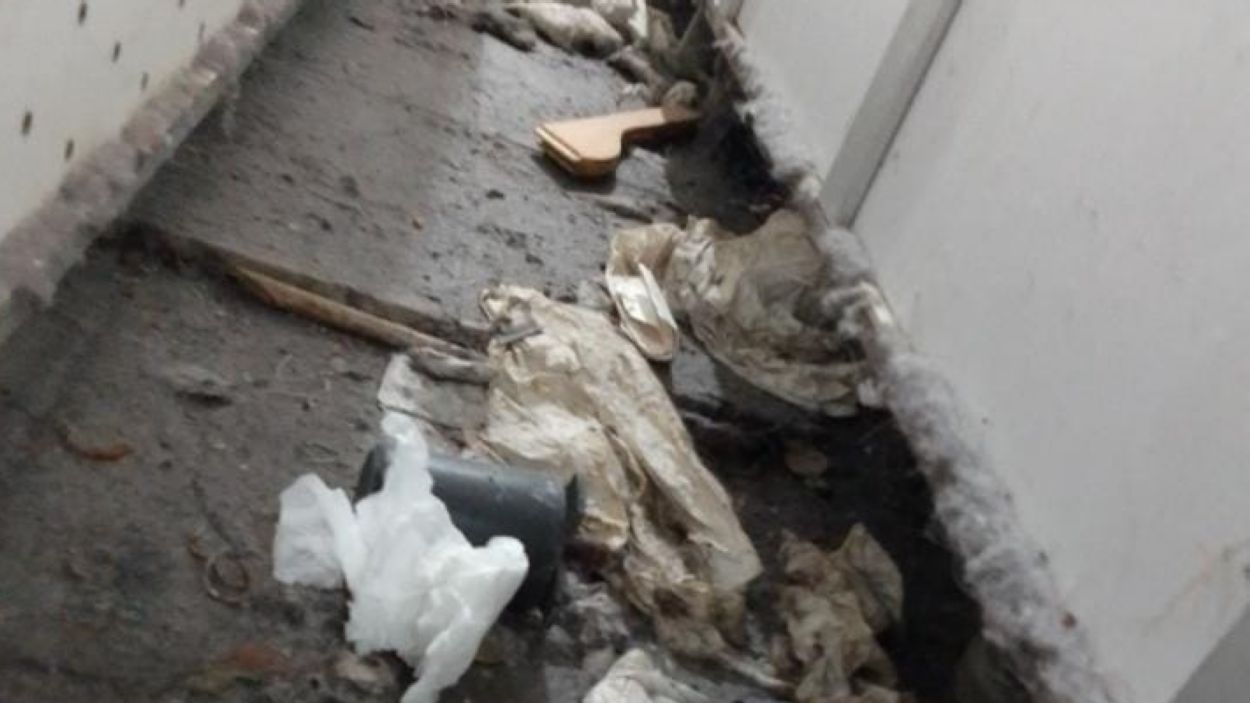 Brutícia en el passadís que hi ha entre els armaris dels vestidors Brutícia en el passadís que hi ha entre els armaris dels vestidors