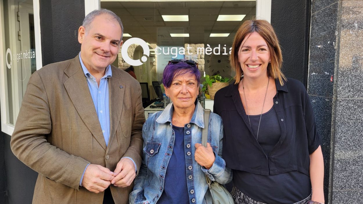 Juanjo Corts, Agns Gradailla i Esther Escud davant les installacions de Cugat Mdia