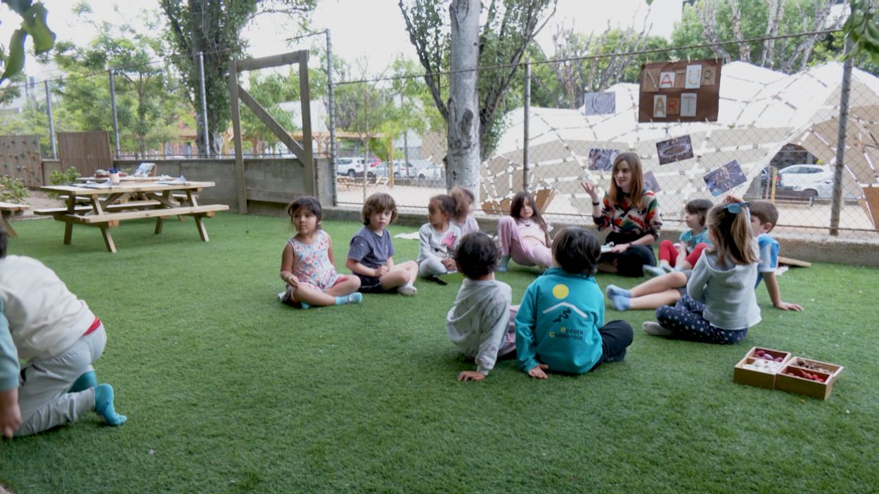 L'alumnat de l'escola Collserola fent la sessi de NaturArt al pati / Foto: Cugat Mdia