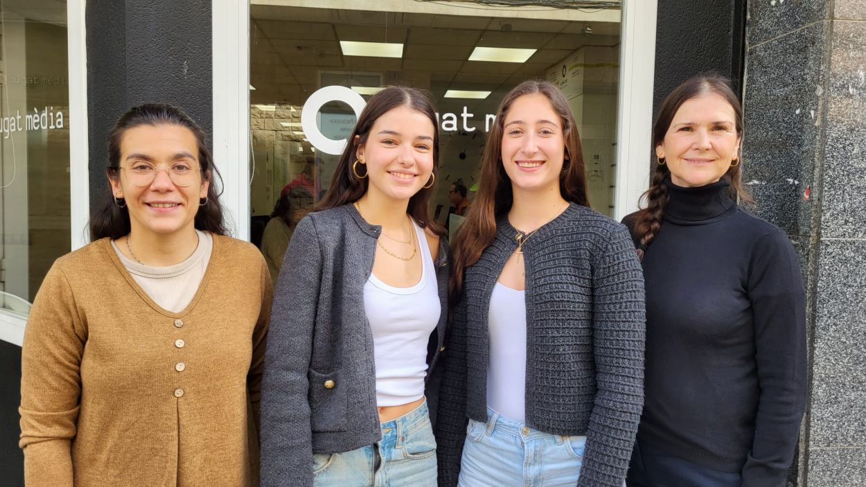 D'esquerra a dreta: Esther Madrona, Júlia Pedrós, Maria Garcia i Marga Forner davant les instal·lacions de Cugat Mèdia D'esquerra a dreta: Esther Madrona, Júlia Pedrós, Maria Garcia i Marga Forner davant les instal·lacions de Cugat Mèdia