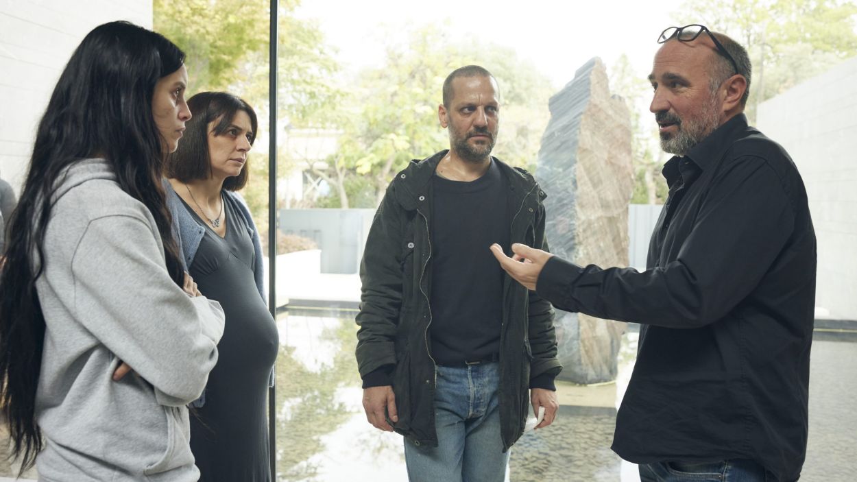 El director de 'Los sin nombre', Pau Freixas, parla amb l'elenc de la sèrie / Foto: ACN (Pere Francesch) El director de 'Los sin nombre', Pau Freixas, parla amb l'elenc de la sèrie / Foto: ACN (Pere Francesch)