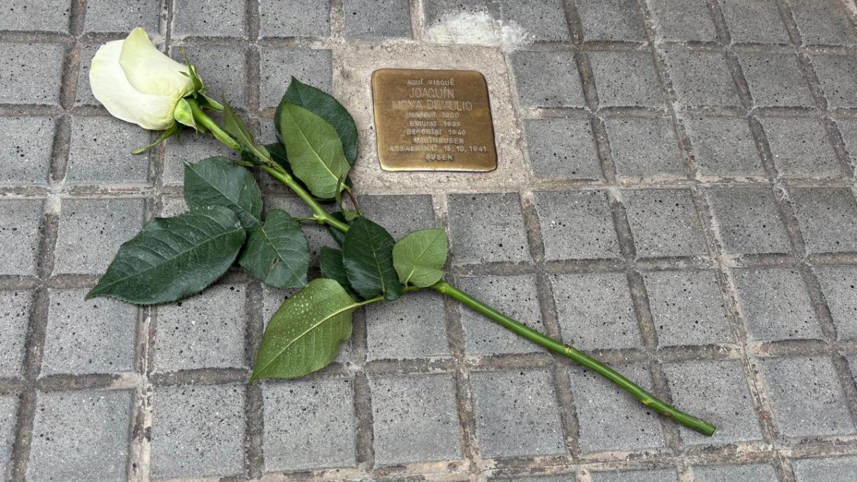 L'alumnat ha deixat una rosa blanca al costat de les Stopersteine que recorden els deportats santcugatencs L'alumnat ha deixat una rosa blanca al costat de les Stopersteine que recorden els deportats santcugatencs