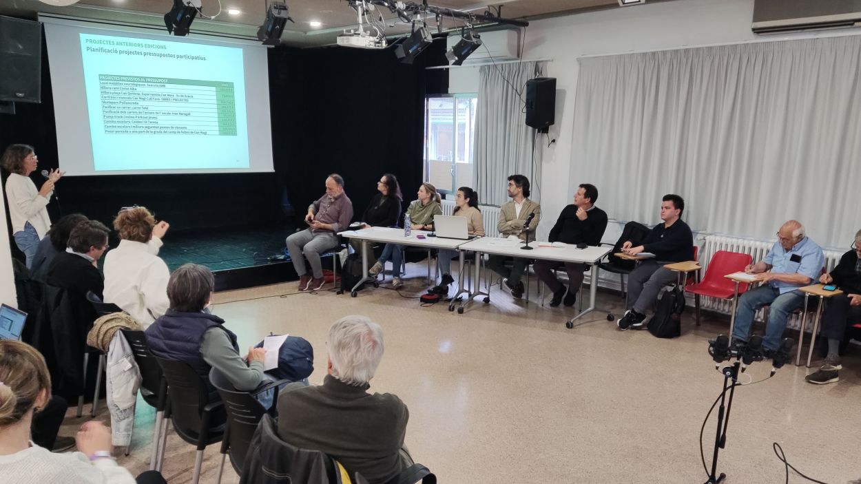 Obres al Pins del Valls i prgoles per crear ombra, al Consell de Barri del Centre