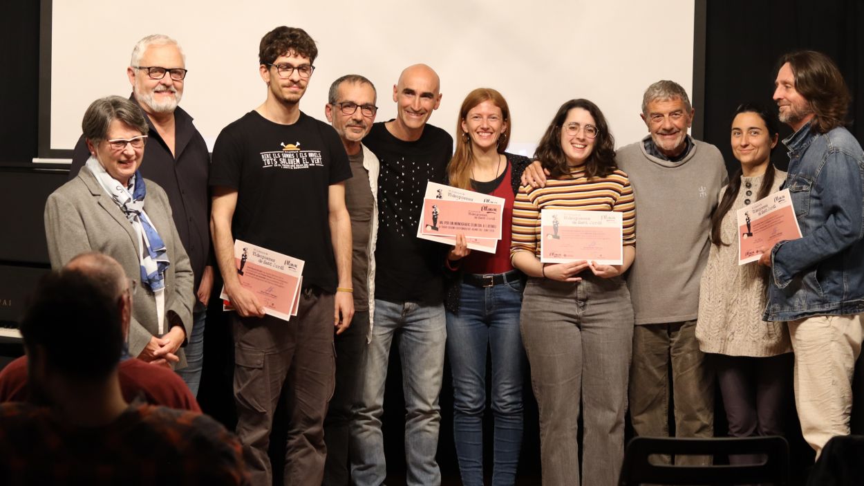 Foto de famlia dels premiats al 6 Concurs de Videopoemes / Foto: Ateneu Santcugatenc