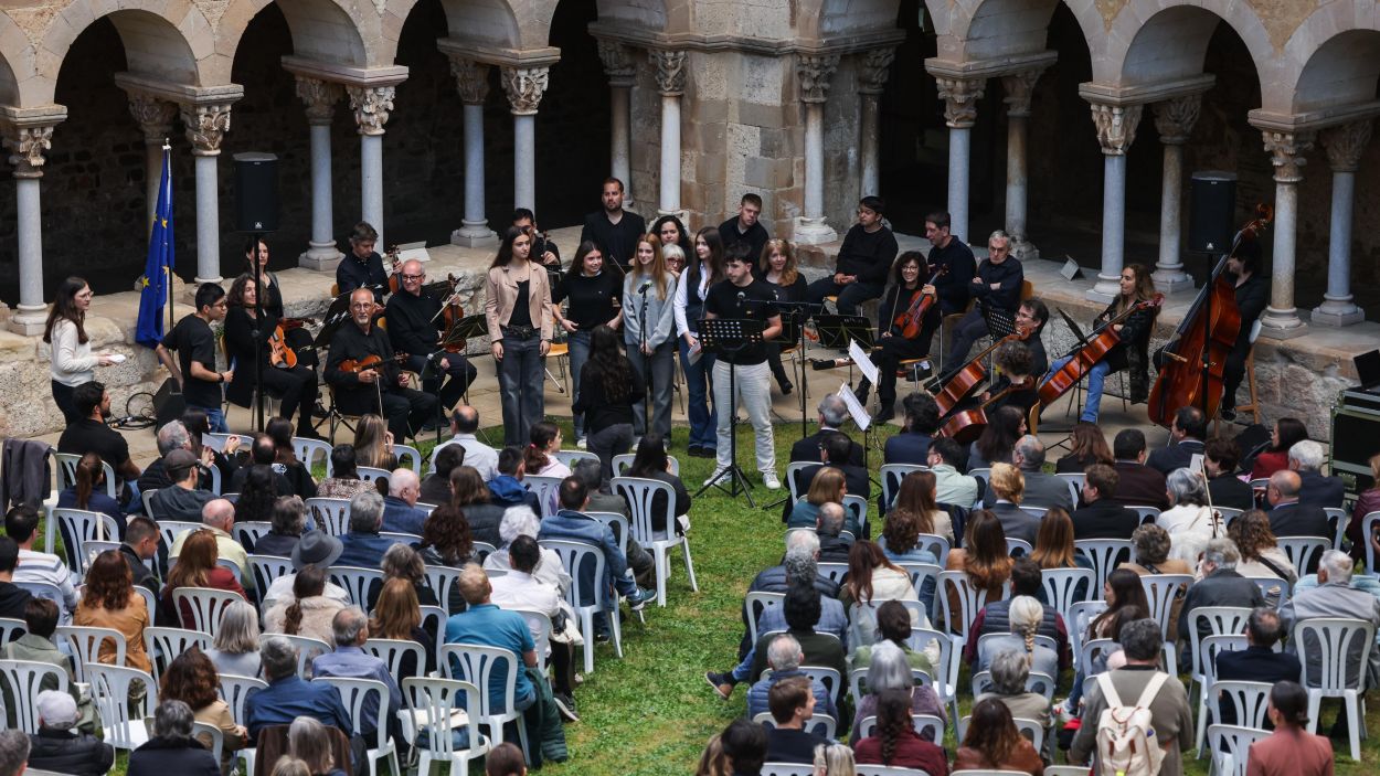 Un moment de la commemoraci del Dia d'Europa al Claustre del Monestir / Foto: Ajuntament de Sant Cugat