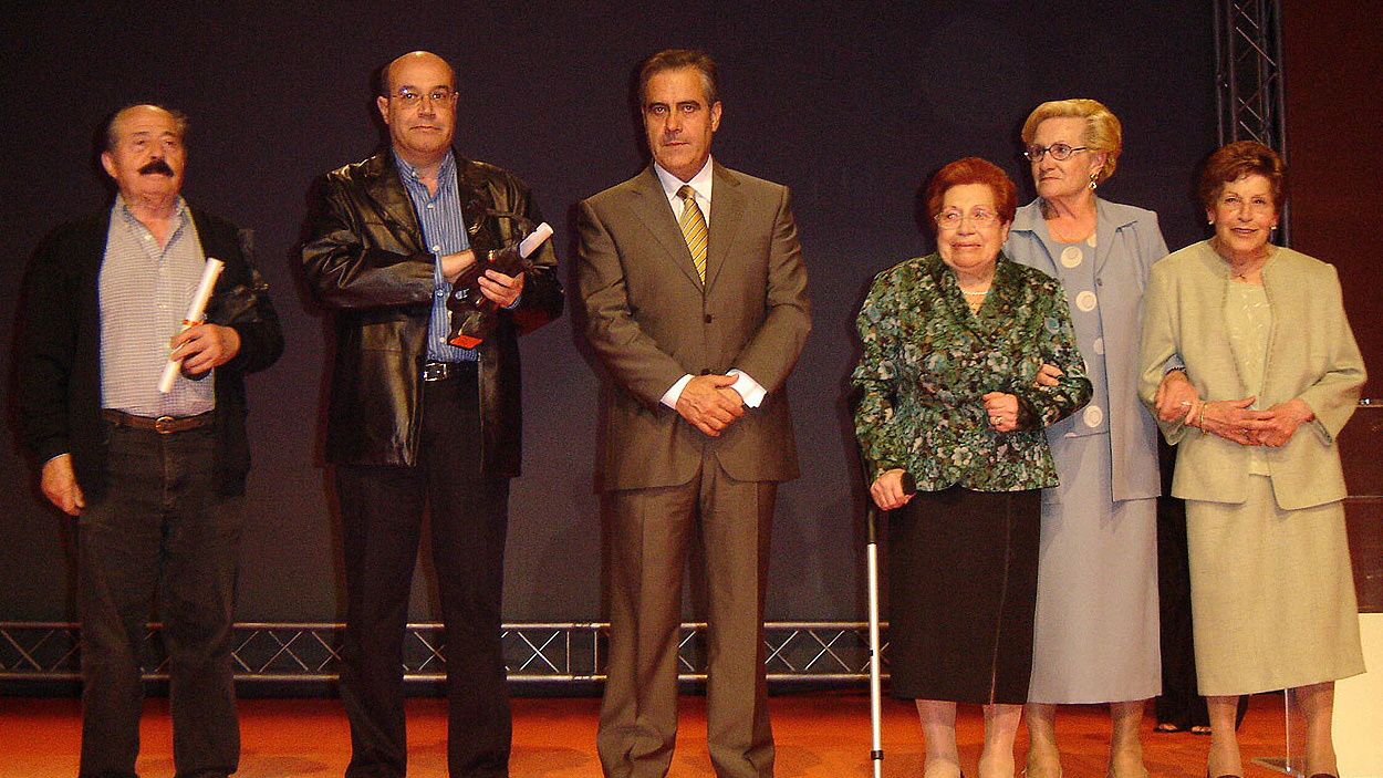 Enric Marco, a l'esquerra, en una imatge del 30 d'abril de 2005, pocs dies abans de destapar-se l'engany, en un acte a l'Hospitalet d'homenatge a supervivents i víctimes de l'Holocaust nazi Enric Marco, a l'esquerra, en una imatge del 30 d'abril de 2005, pocs dies abans de destapar-se l'engany, en un acte a l'Hospitalet d'homenatge a supervivents i víctimes de l'Holocaust nazi