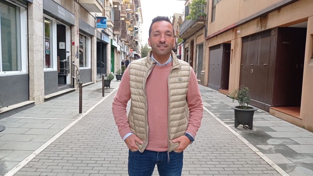 Josep Basart davant dels estudis de Ràdio Sant Cugat Josep Basart davant dels estudis de Ràdio Sant Cugat