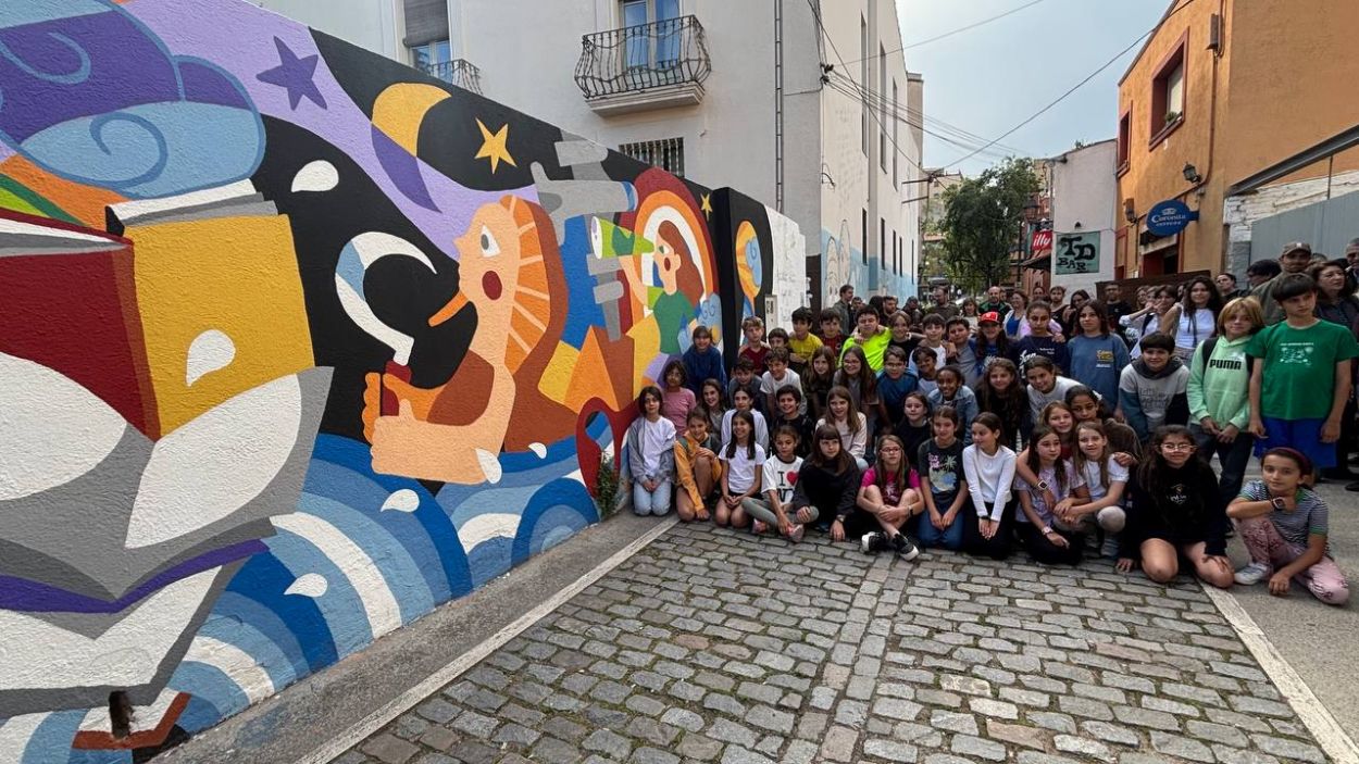 Els infants de La Mirada amb el nou 'Mural de vida' / Foto: Cugat Mdia