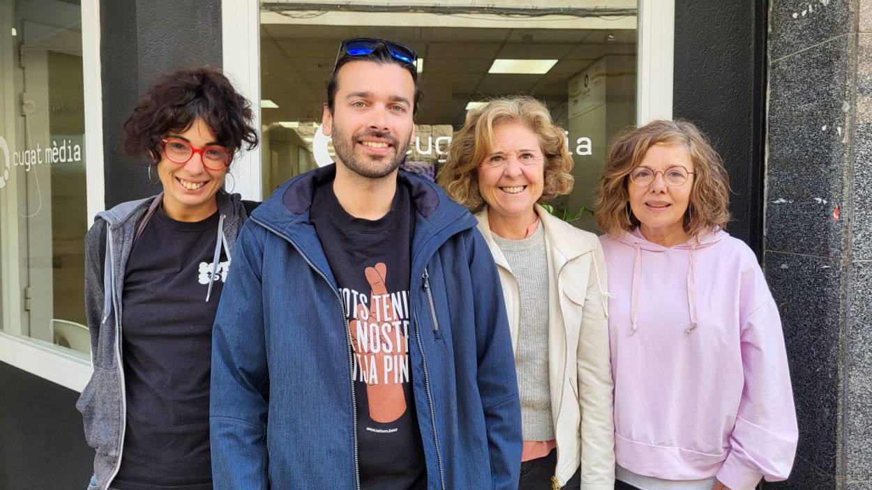D'esquerra a dreta: Paloma Ventura, Ivó Castells, Sílvia Rotellar i Àngels Cardona davant les instal·lacions de Cugat Mèdia D'esquerra a dreta: Paloma Ventura, Ivó Castells, Sílvia Rotellar i Àngels Cardona davant les instal·lacions de Cugat Mèdia